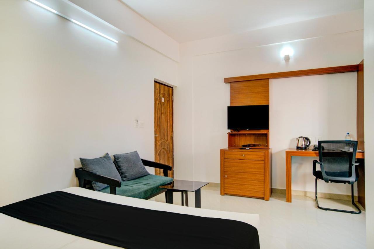 Vaccinated Staff- Capital O 74715 Phoenix Holidays Hotel Kochi Exterior photo